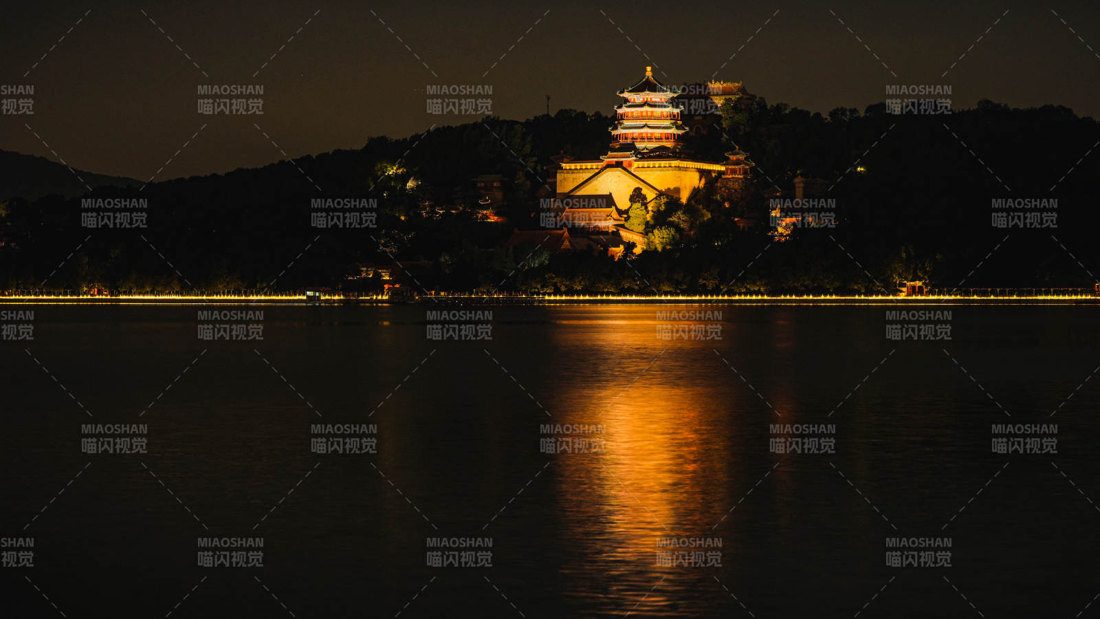 頤和園夜色中的湖畔古建筑