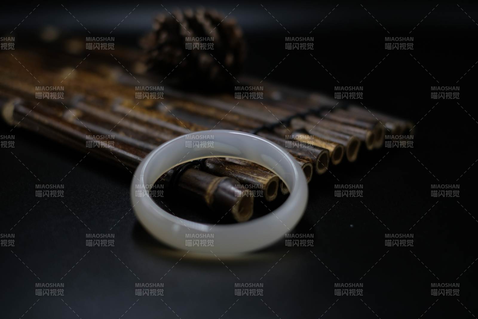 玉鐲與竹簡(jiǎn)的靜謐之美