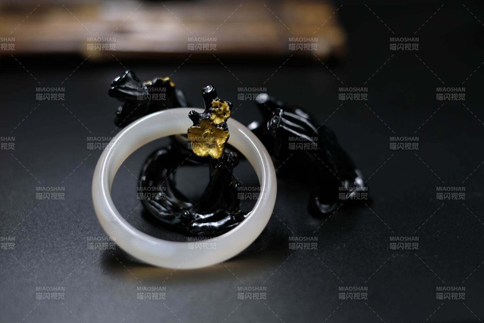 玉鐲與黑金裝飾品特寫