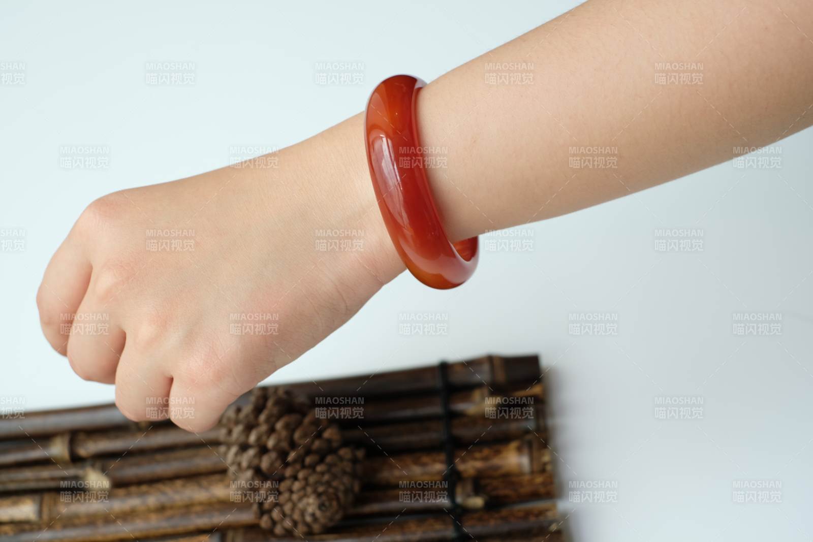 紅瑪瑙手鐲佩戴展示圖