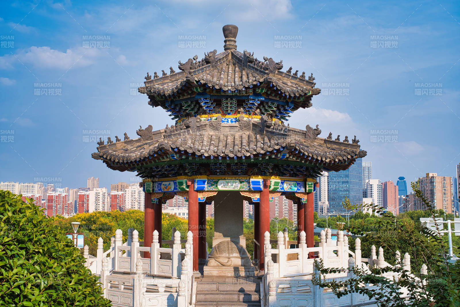 楚望臺公園古亭映藍天 城市風光美
