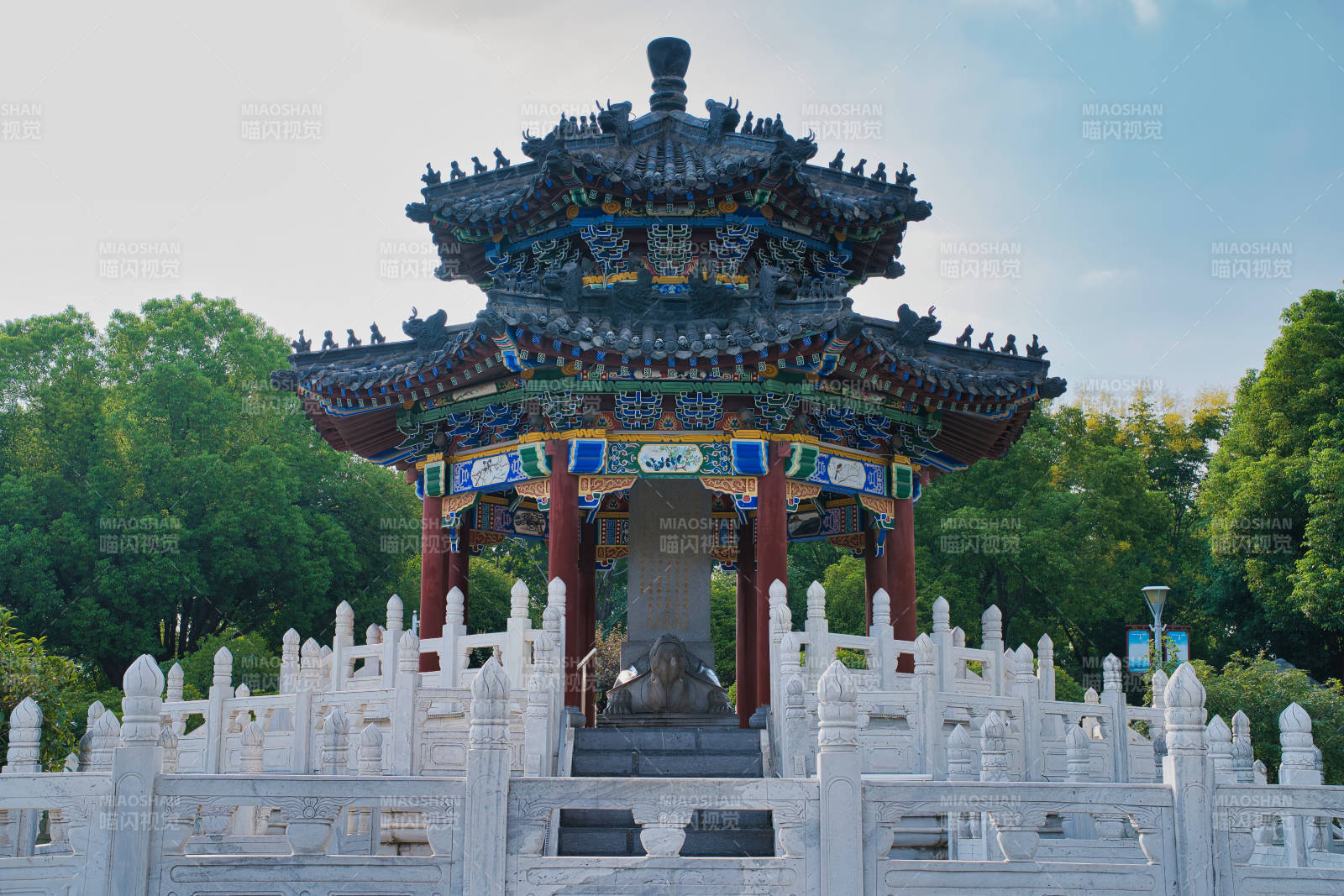 楚望臺公園古典亭臺樓閣風光圖