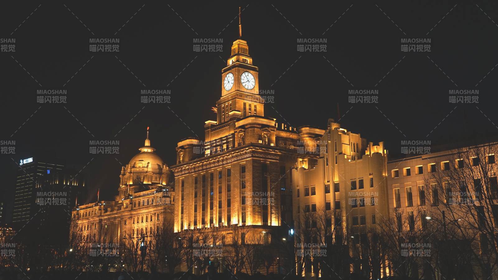 上海外灘夜景中的鐘樓建筑群