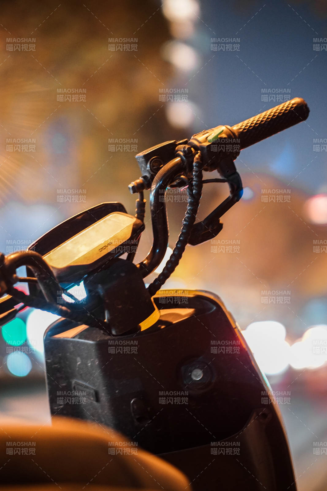 夜景中的電動車把手特寫