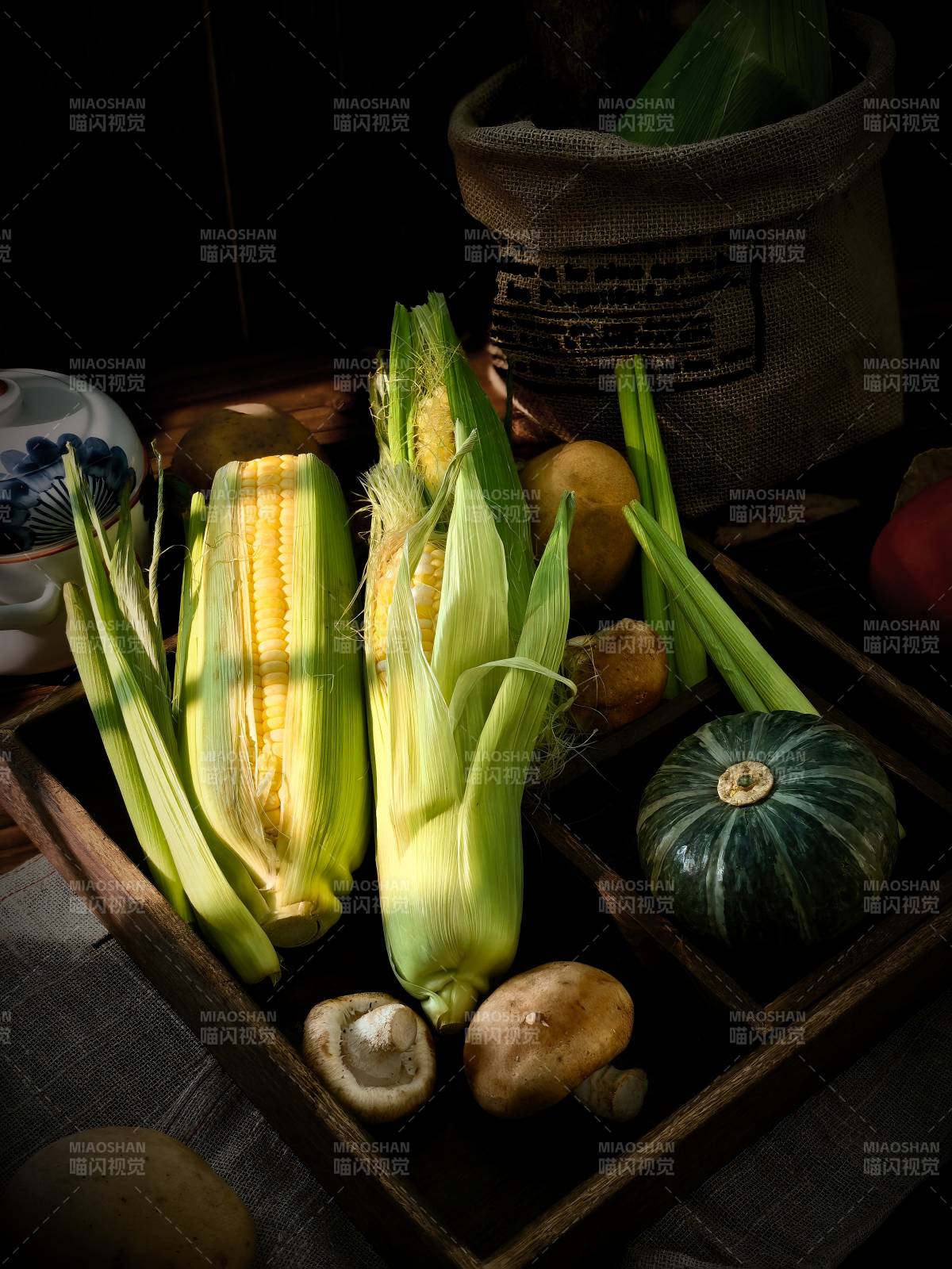 秋日豐收的蔬菜與玉米