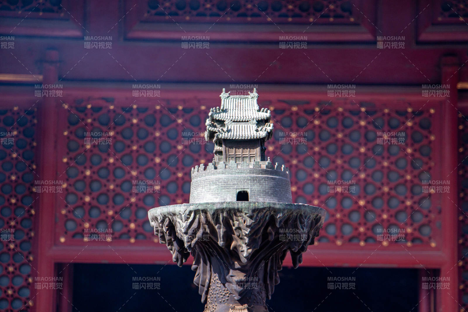 古建筑前的香爐特寫