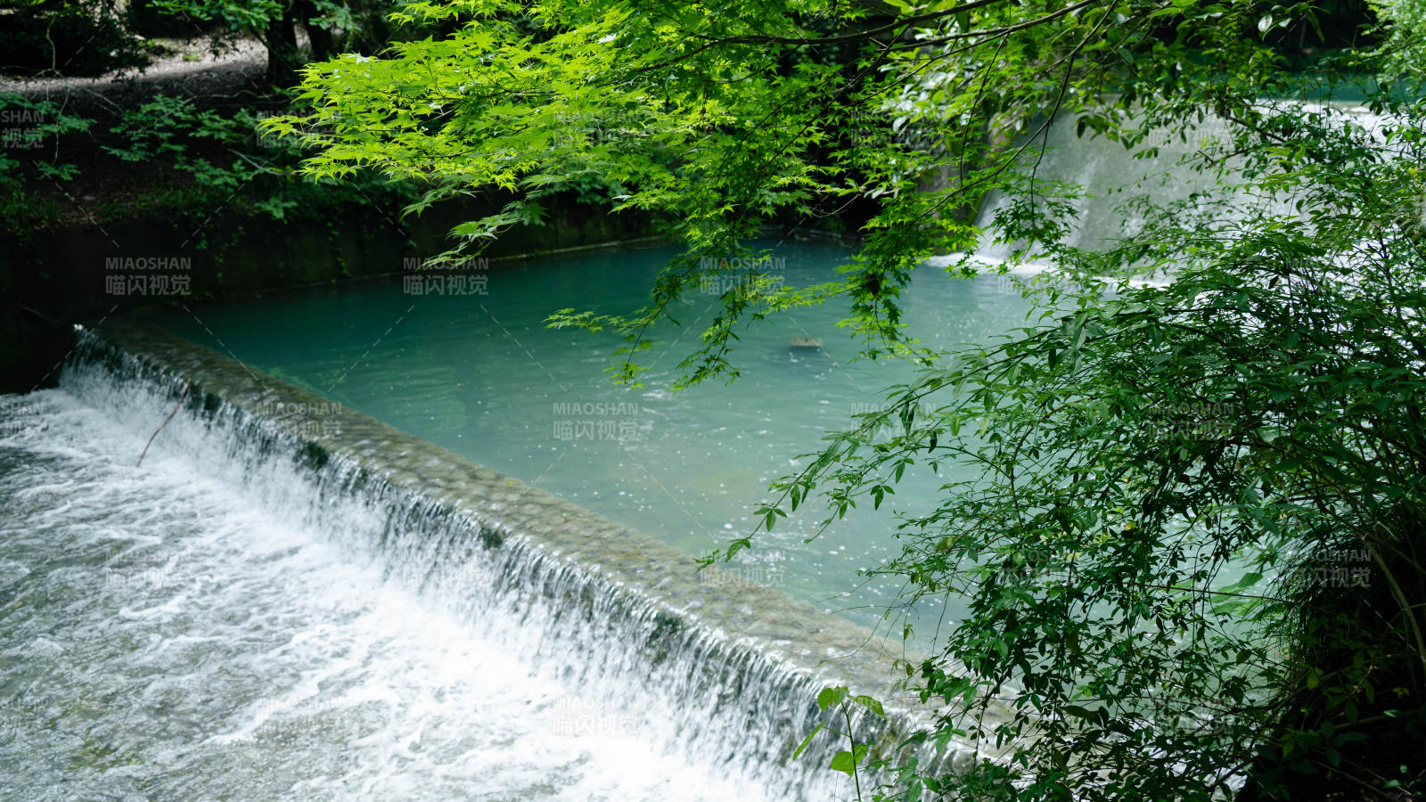 綠樹環繞的瀑布溪流——杭州九溪