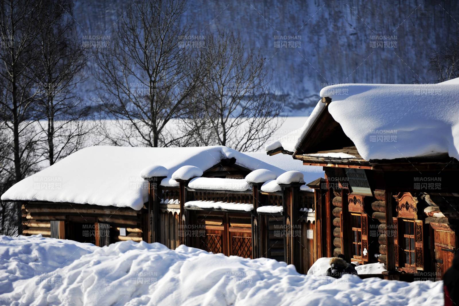 俄羅斯貝加爾湖雪覆木屋冬日景