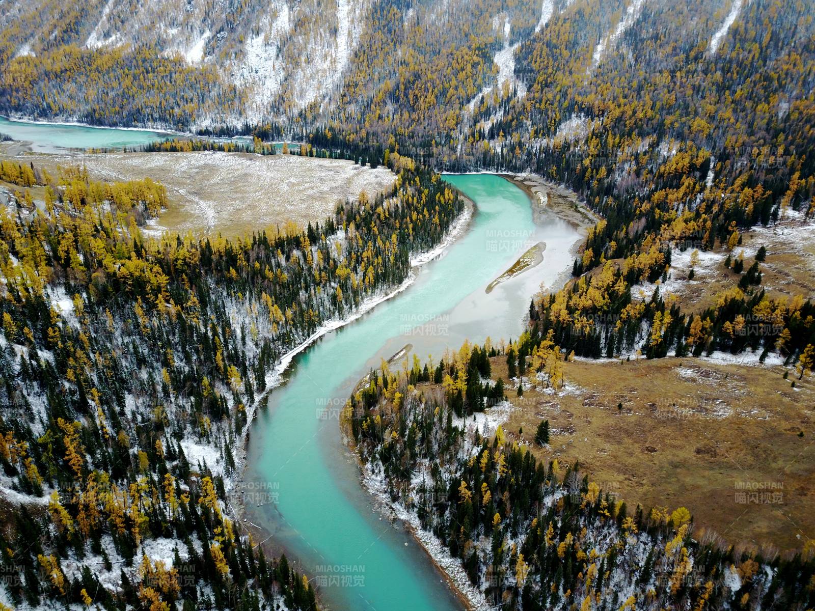 新疆喀納斯秋日山谷河流美景