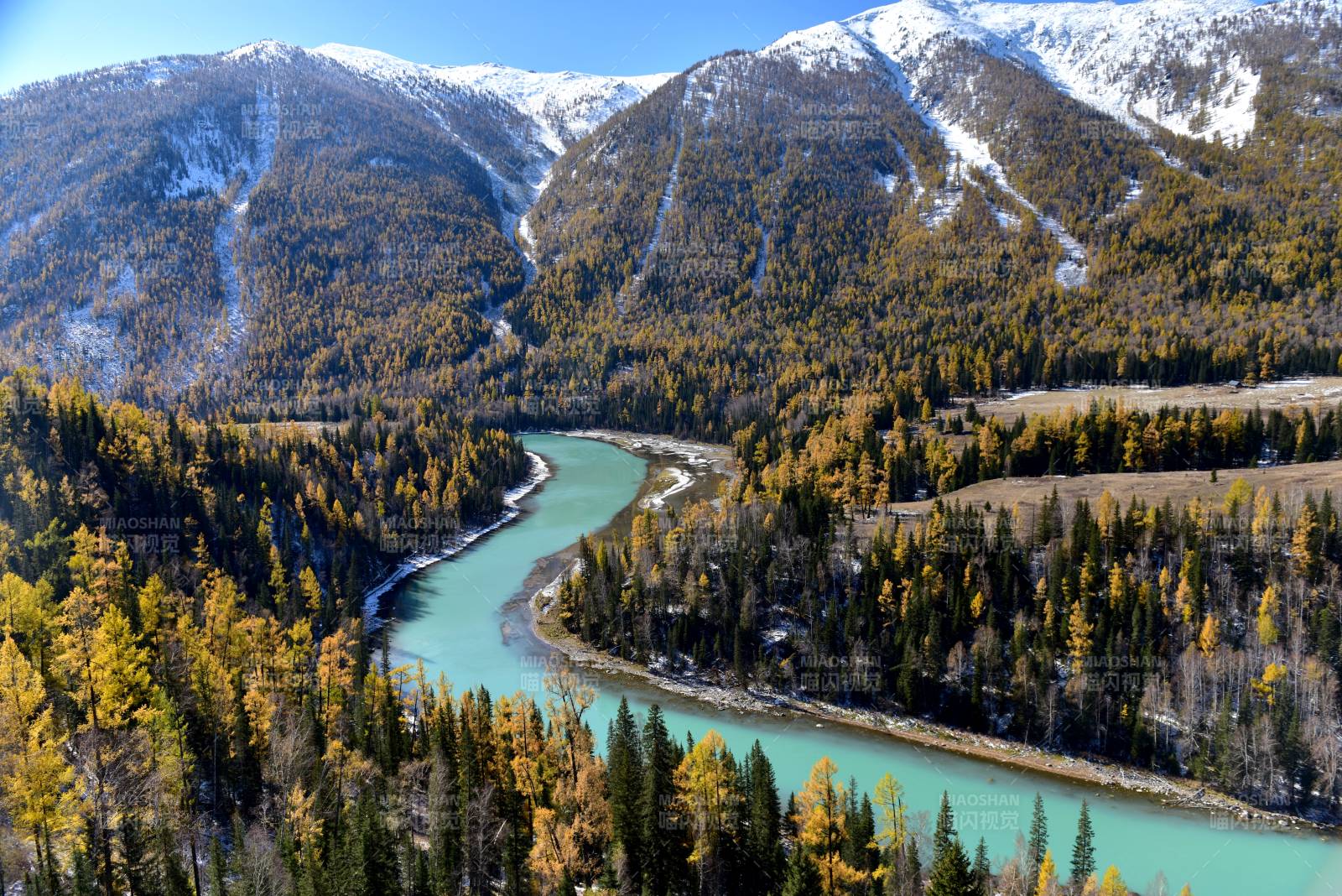 新疆喀納斯秋日山谷河流風光