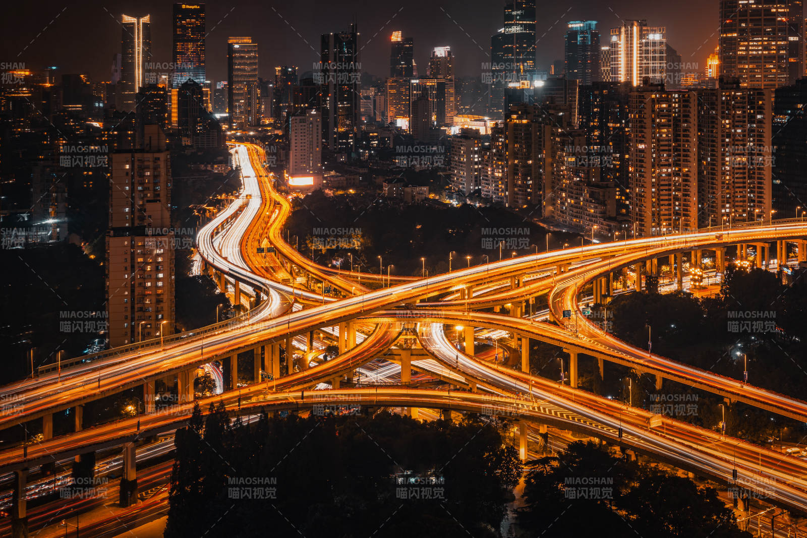 夜幕下的城市立交橋