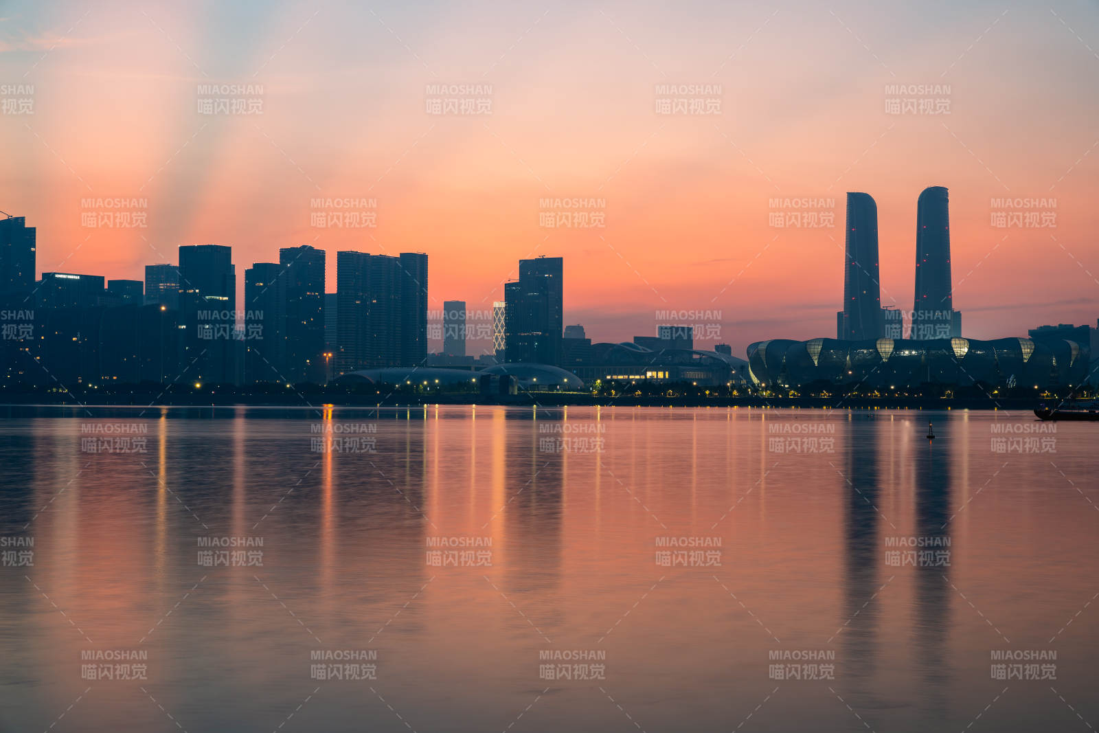 城市黃昏倒影寧靜湖面