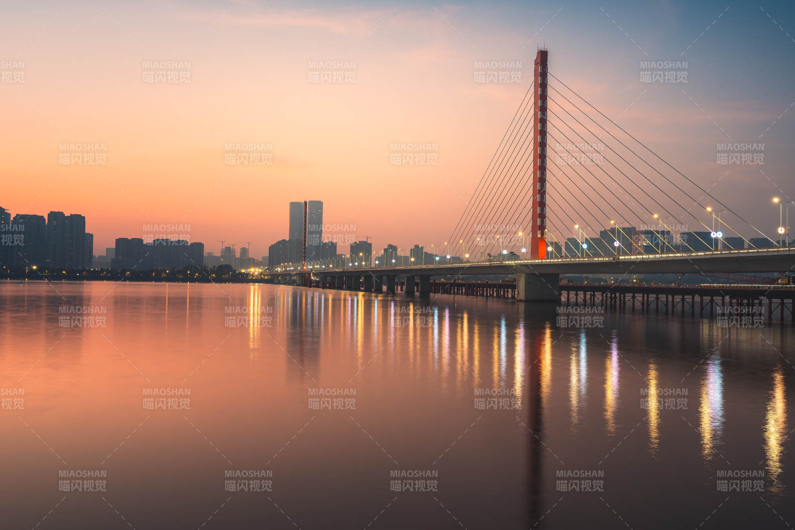 夕陽下的城市橋梁風光