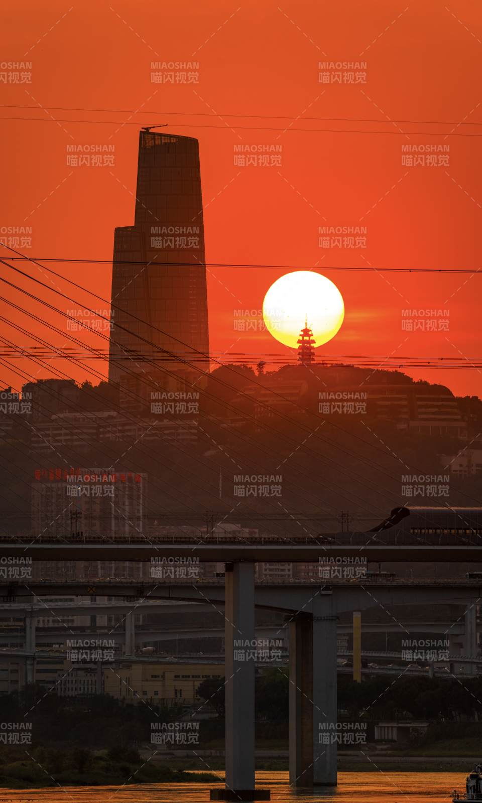 山城重慶夕陽映照城市剪影