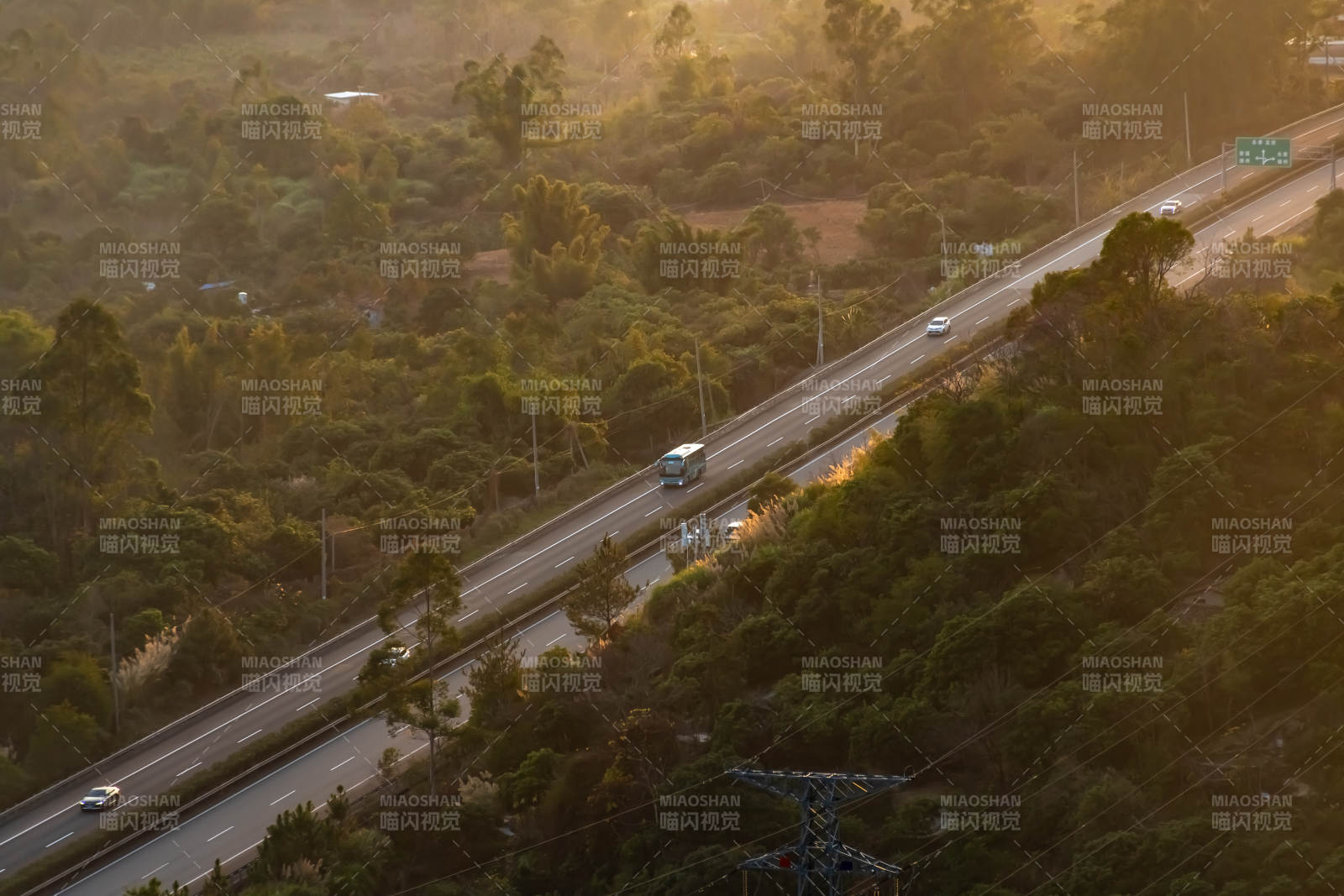 夕陽下的高速公路