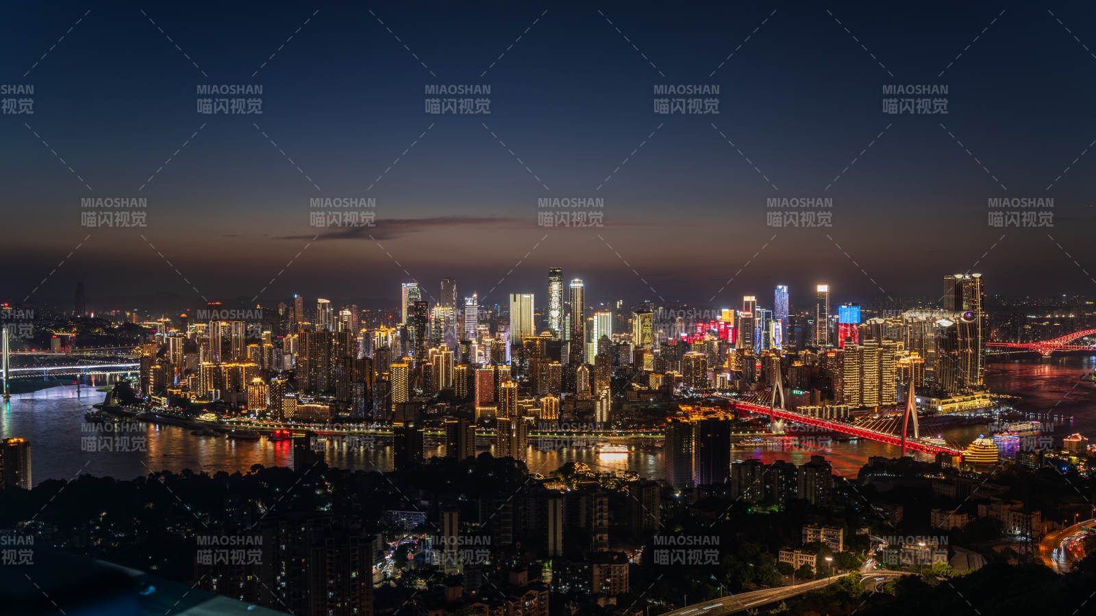 夜幕下的重慶燈火輝煌