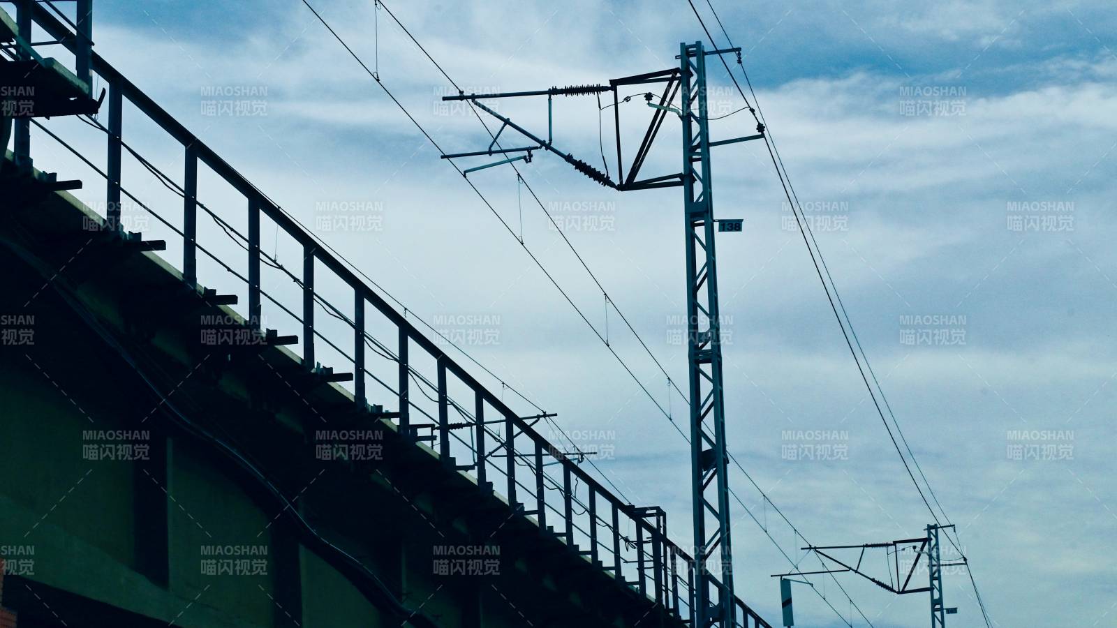 鐵路橋與電線塔剪影