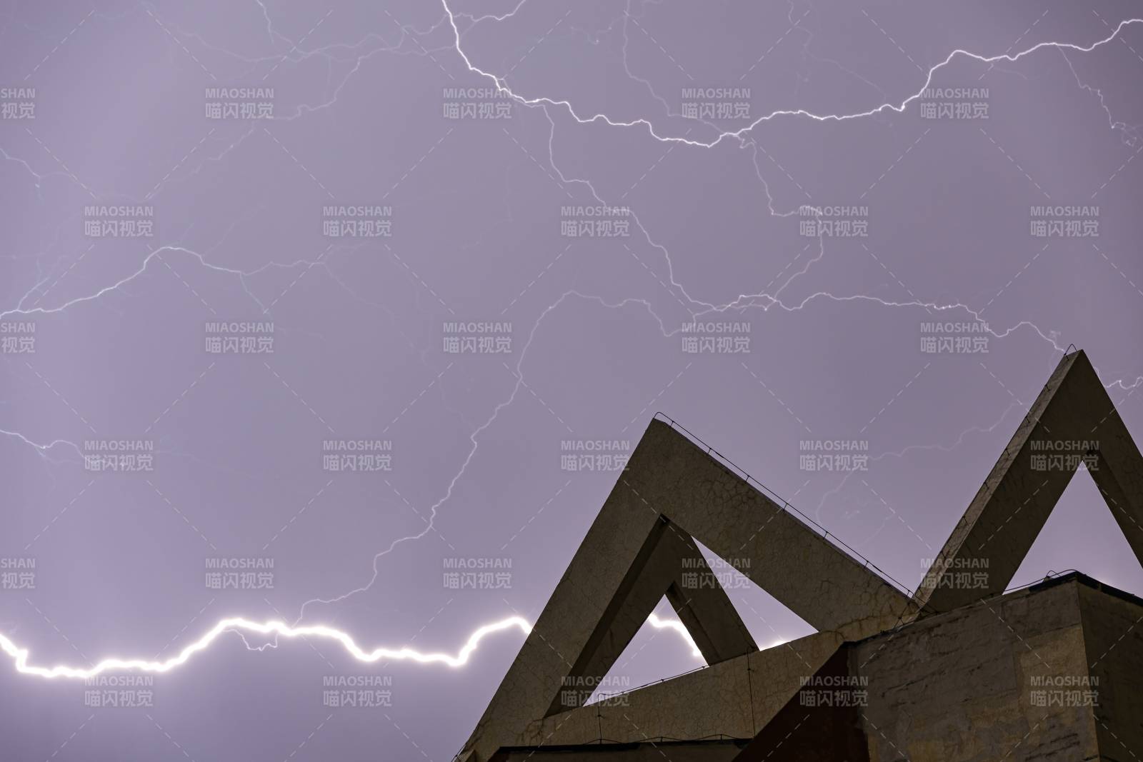 雷電劃破夜空 建筑剪影