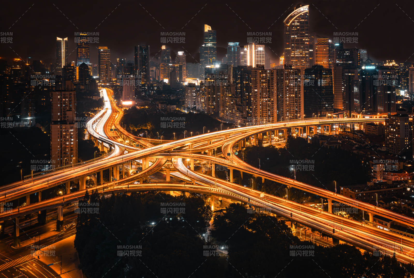 夜幕下的城市立交橋