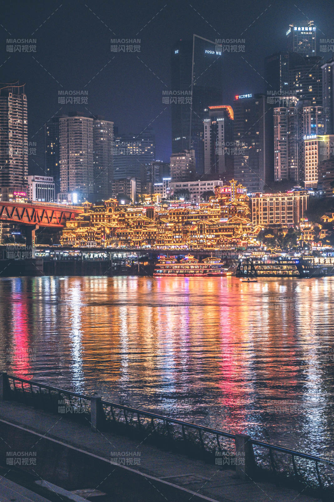 重慶洪崖洞夜景江畔燈火輝煌