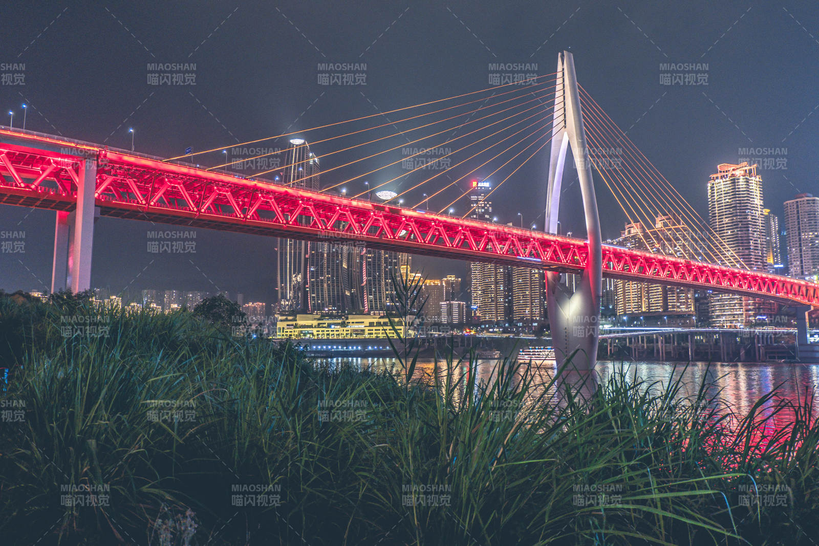 重慶夜景中的千廝門大橋