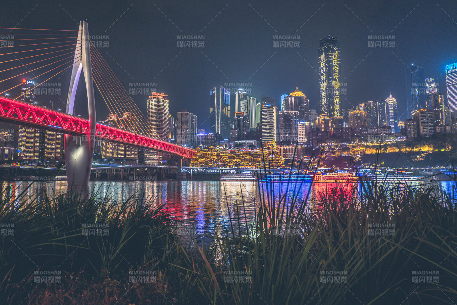 重慶夜景下的千廝門大橋與洪崖洞