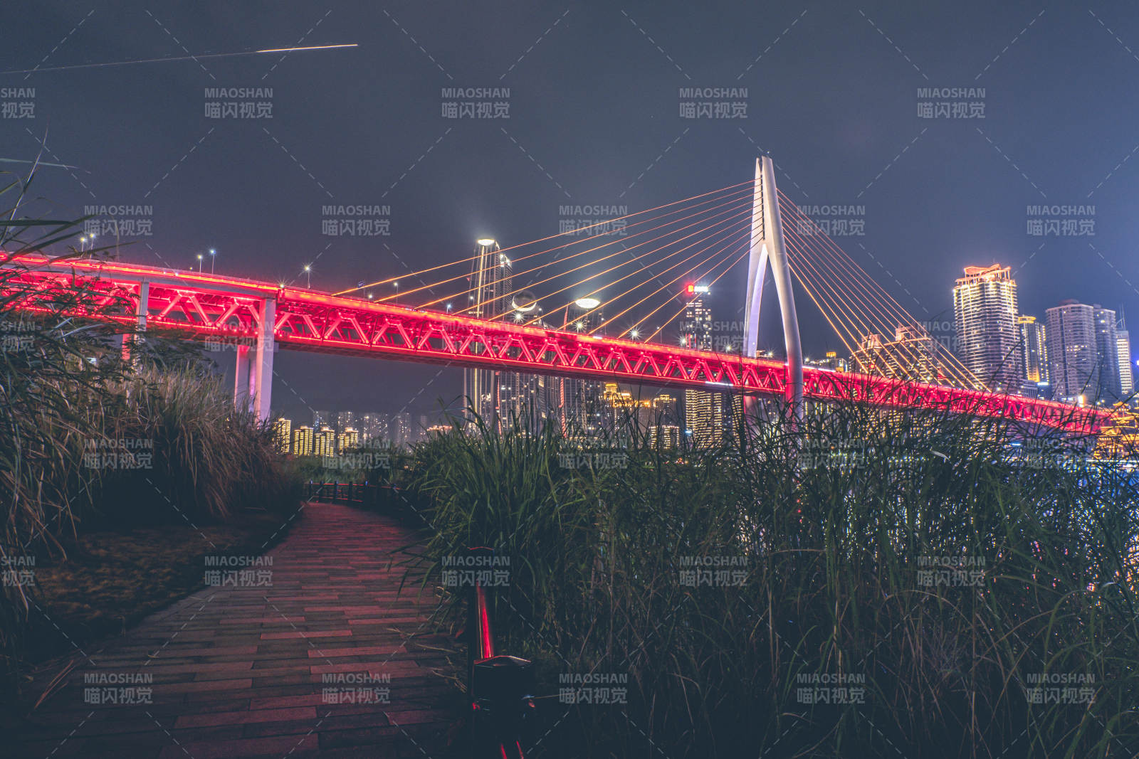 重慶夜色中的千廝門大橋