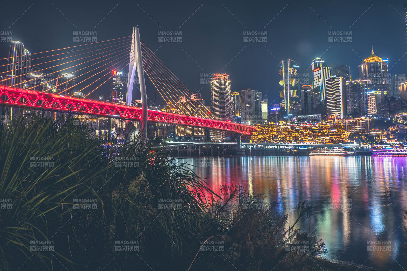 重慶夜景中的千廝門大橋與洪崖洞