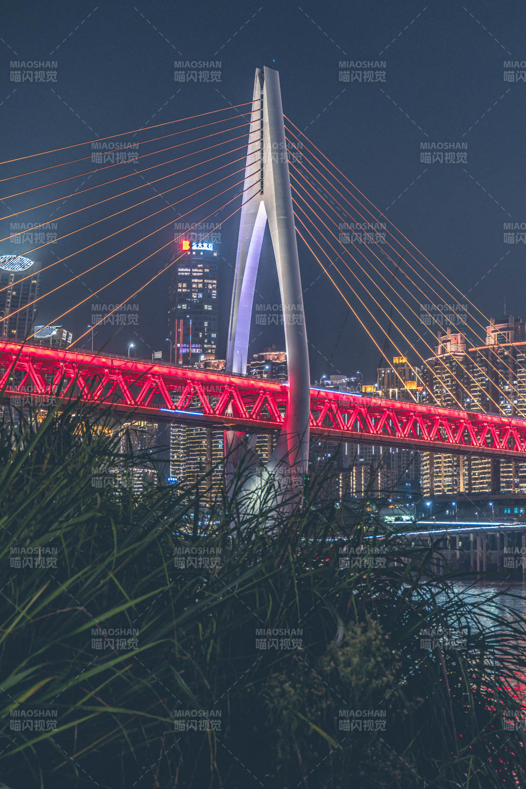 重慶夜景中的千廝門大橋