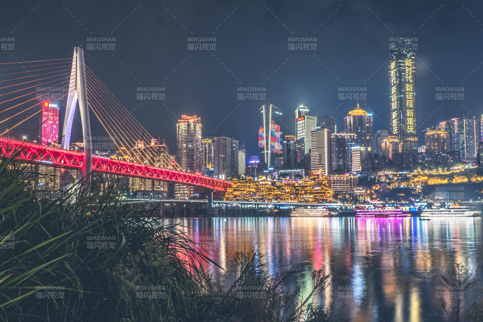 夜景下的千廝門大橋與洪崖洞