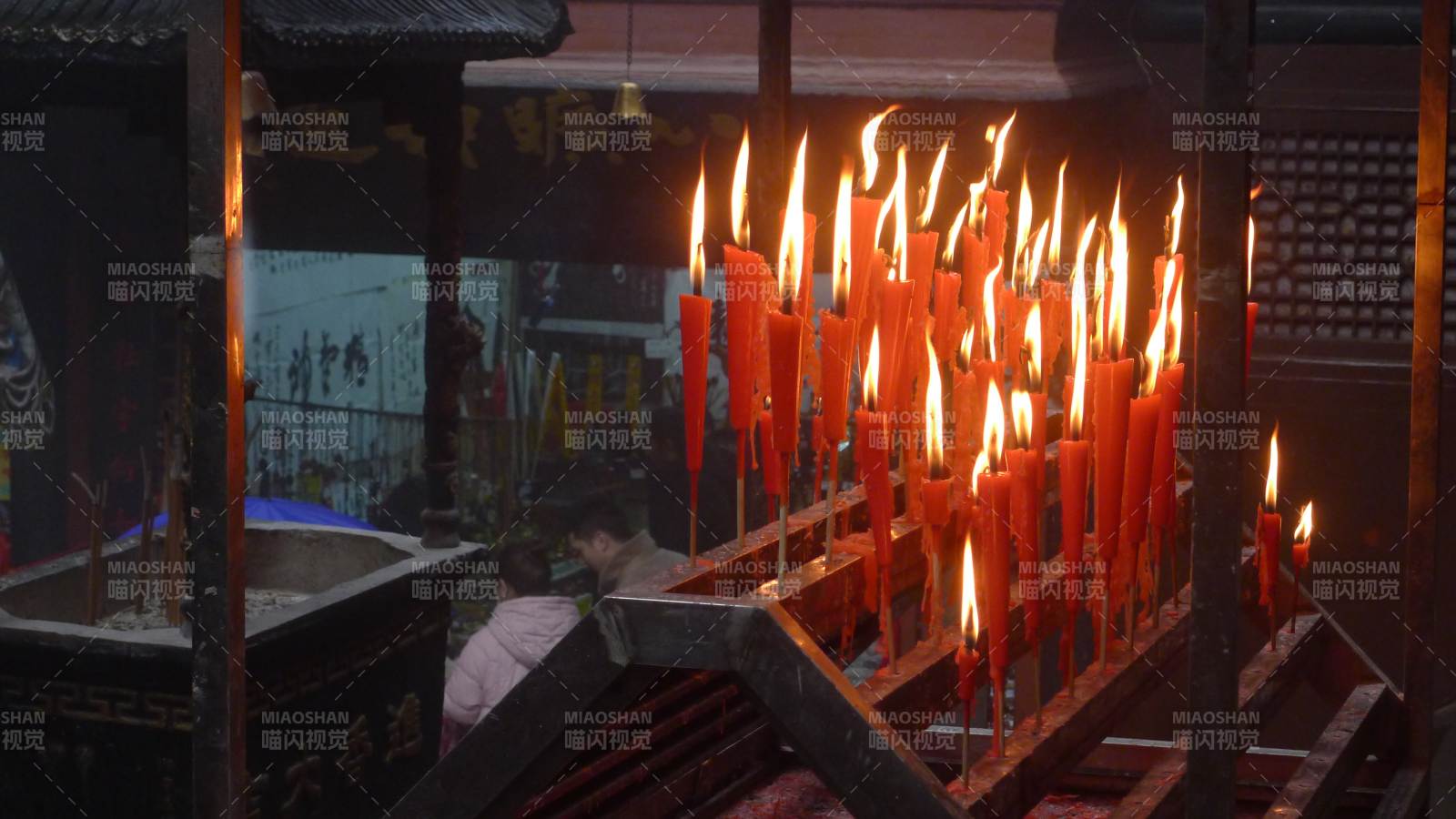 廟宇燭光 祈福氛圍濃