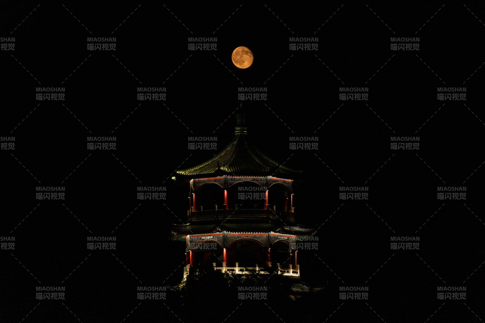 月夜古塔映光輝