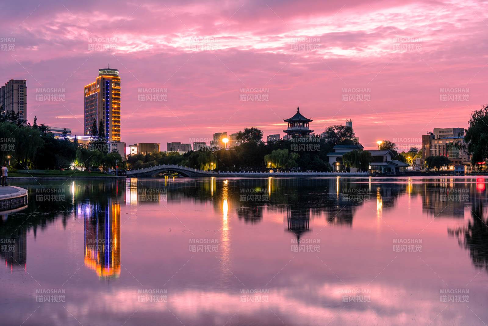 湖畔夕陽映城景