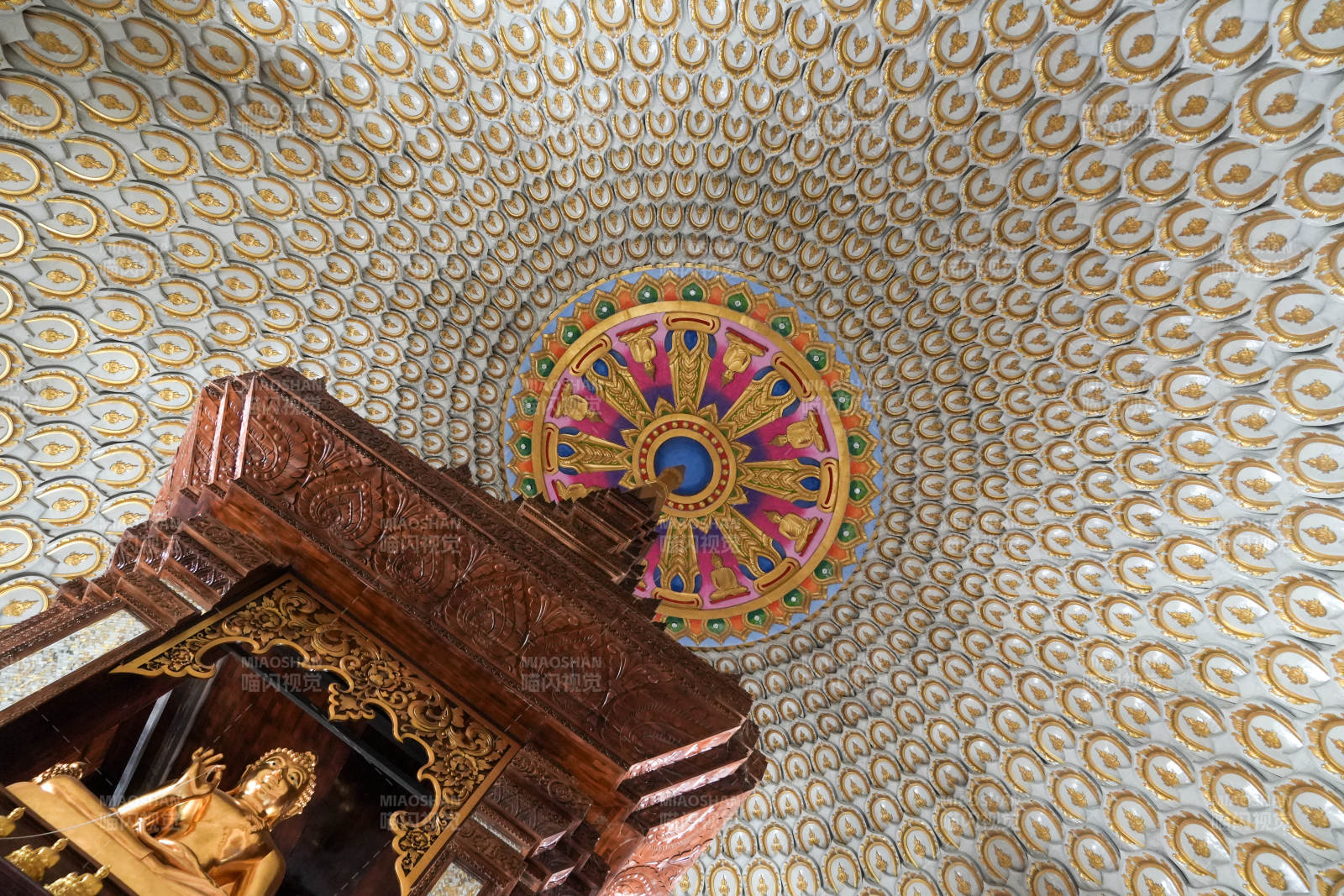 華麗寺廟穹頂與佛像 曼廳佛塔