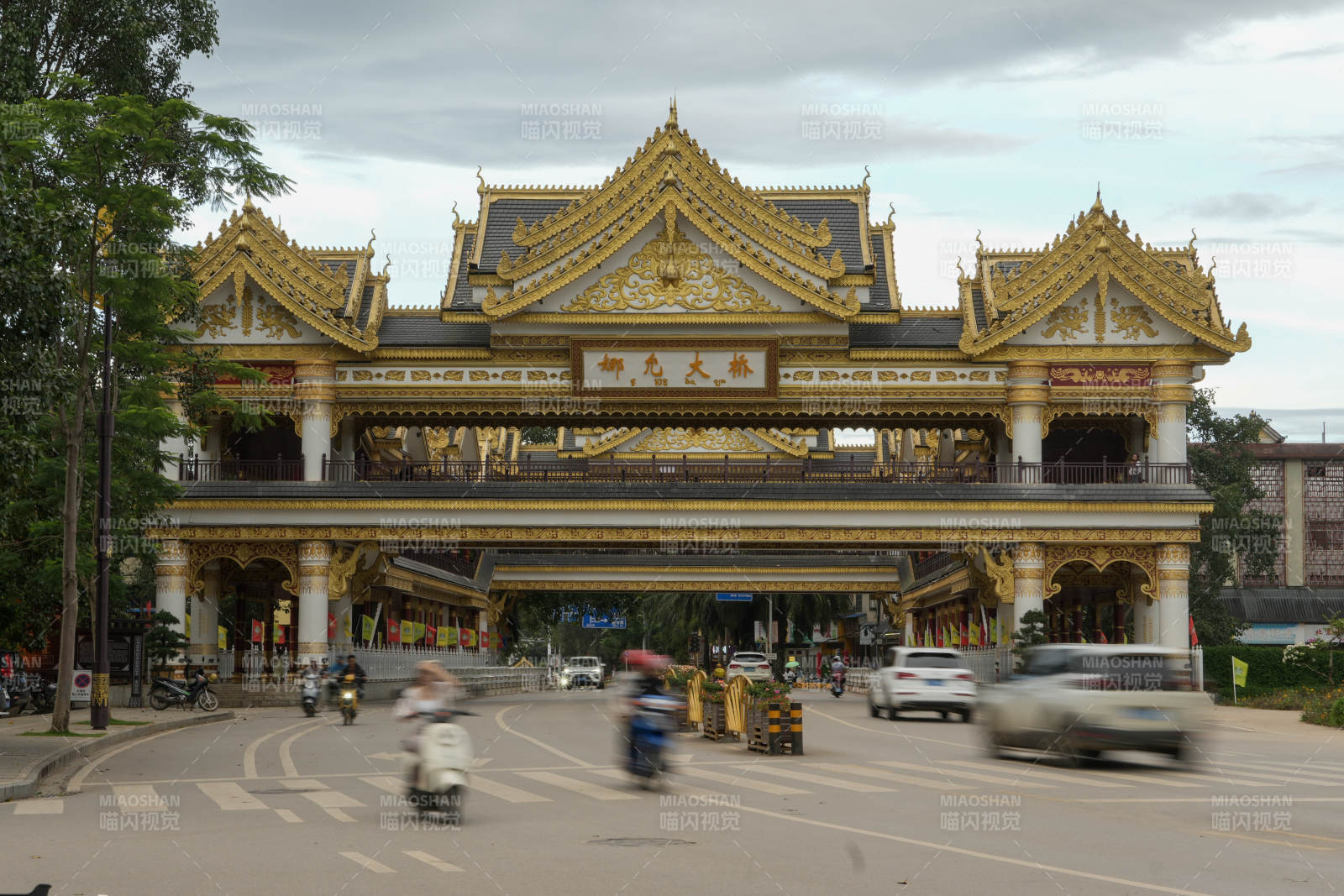 金碧輝煌的寺廟建筑 孟連娜允大橋
