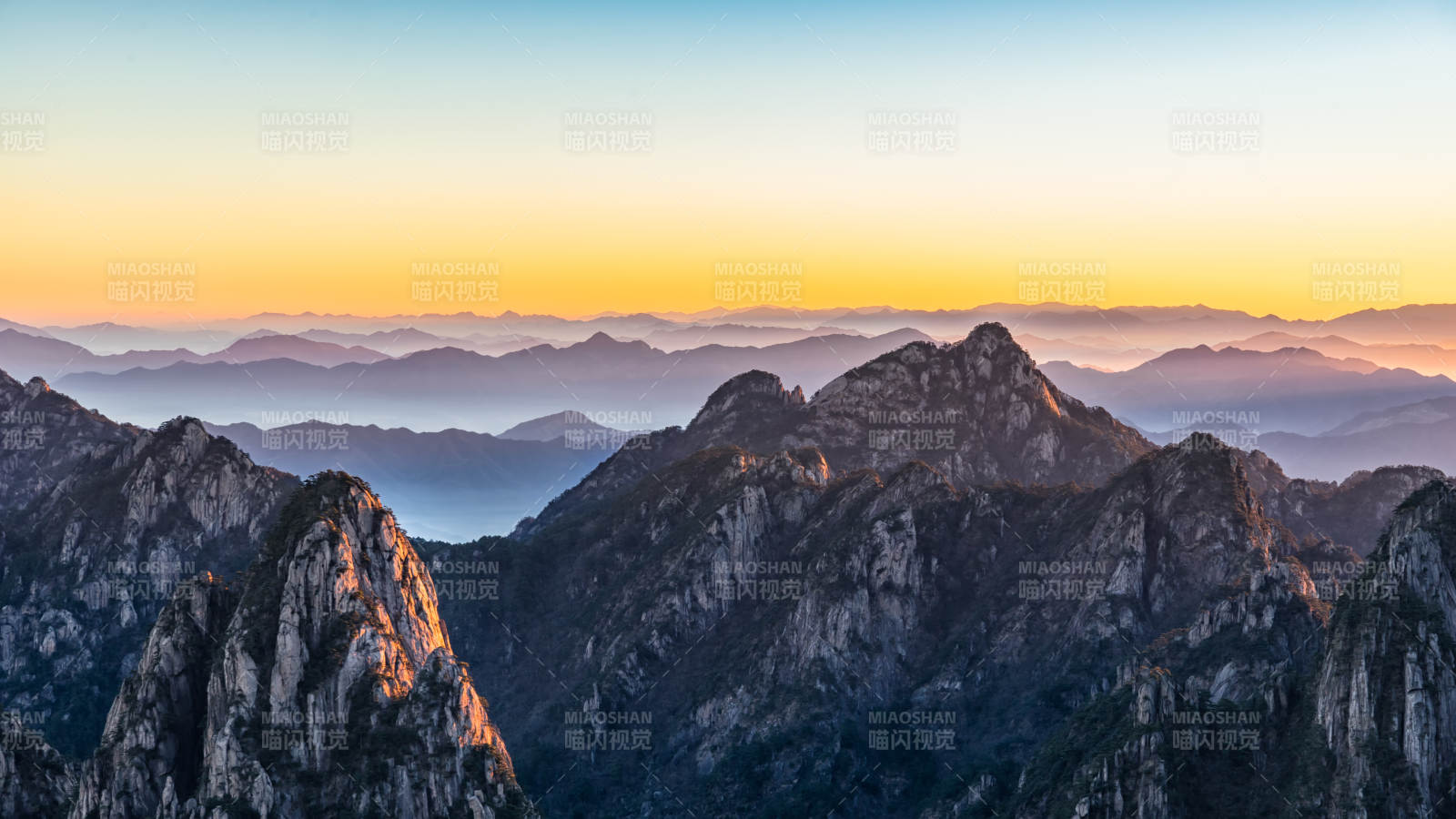黃山日出群山朝霞