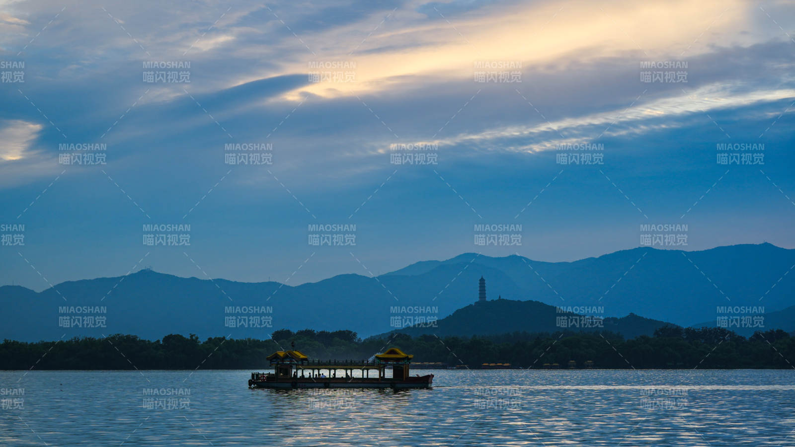 頤和園昆明湖上泛舟 遠(yuǎn)山暮色