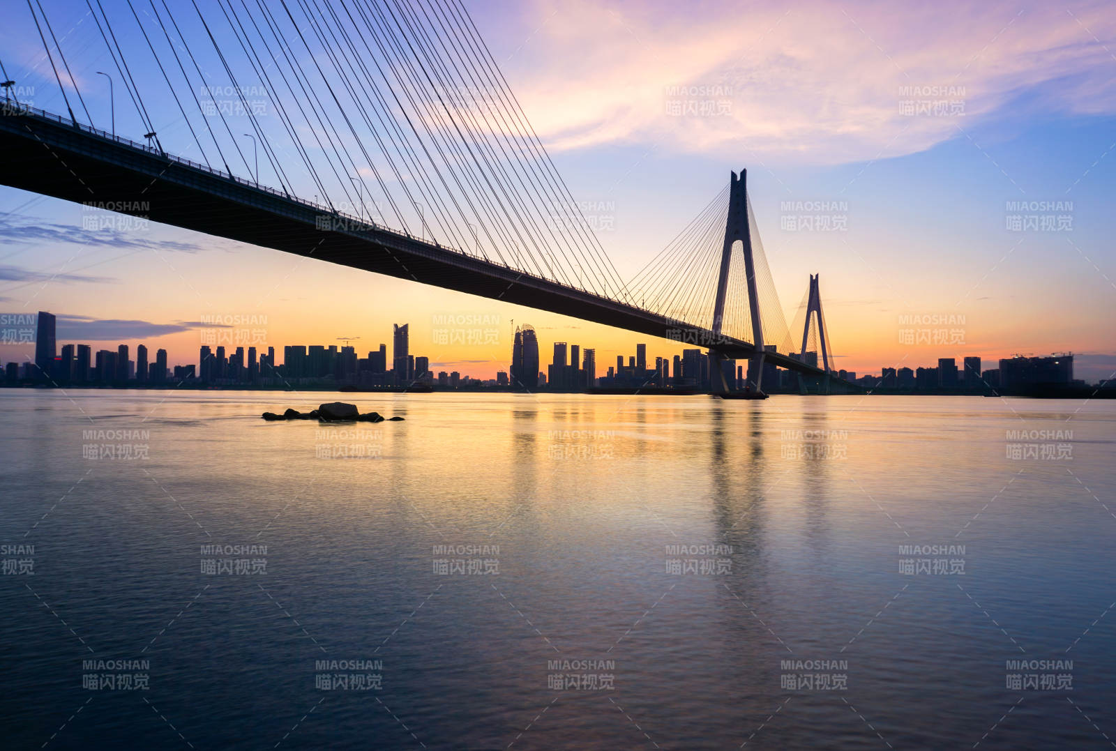 夕陽下的城市大橋風光（武漢二七長江大橋）