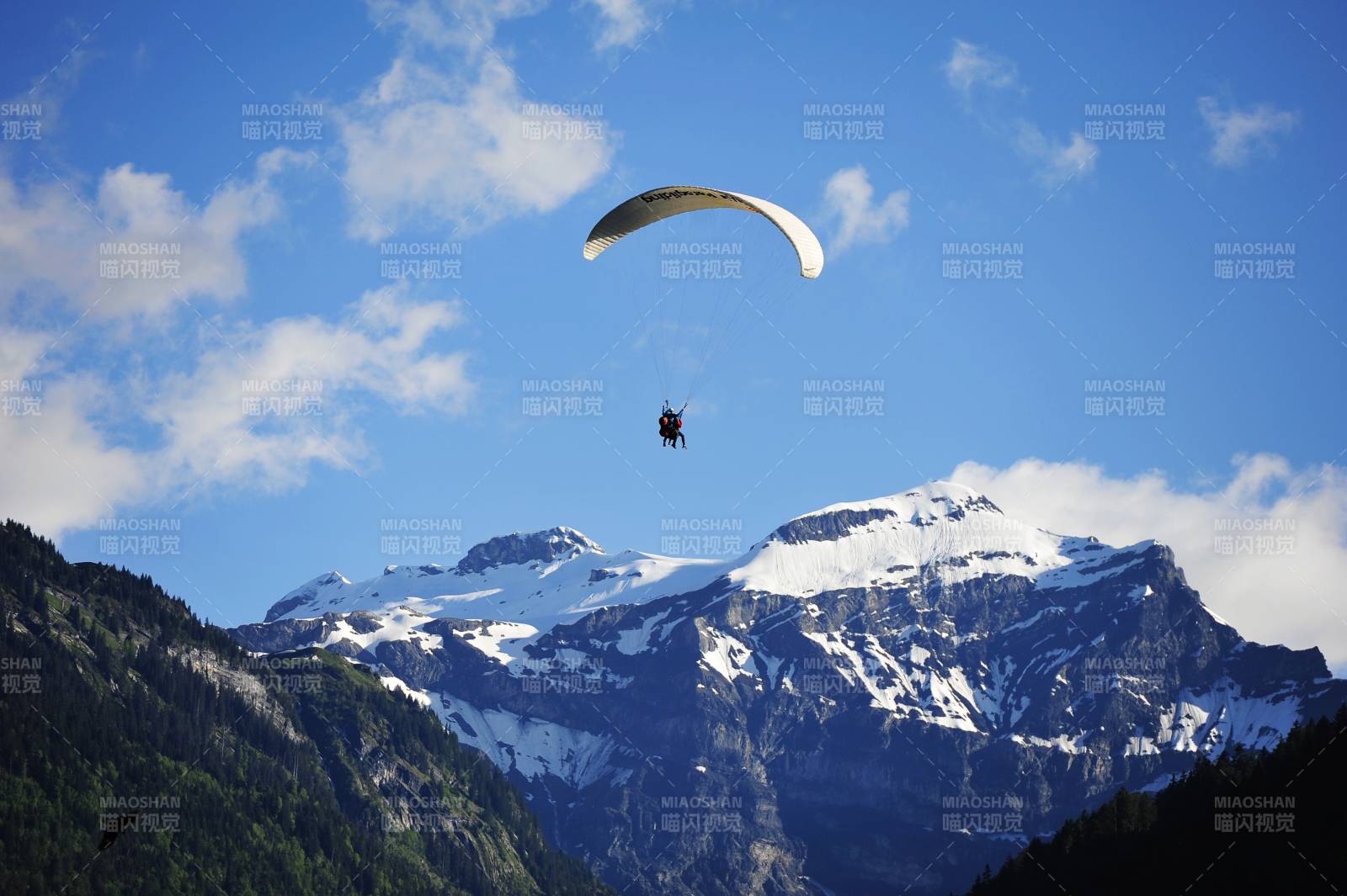 瑞士雪山上的滑翔傘之旅