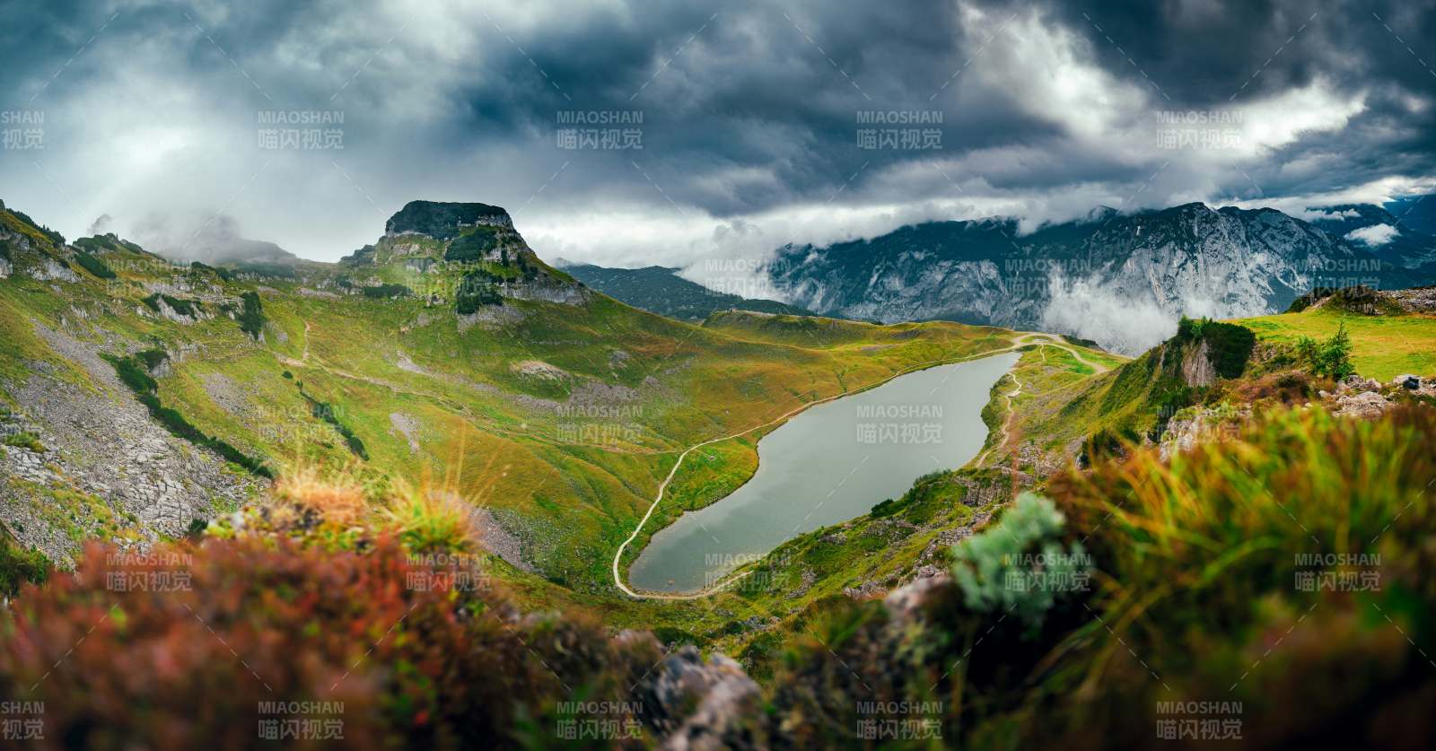 高山湖泊 云霧繚繞