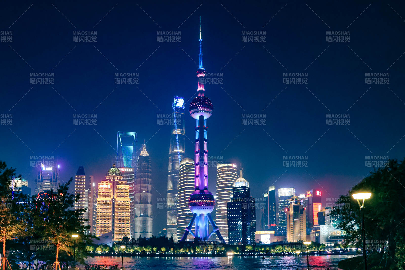 上海夜景中的東方明珠塔