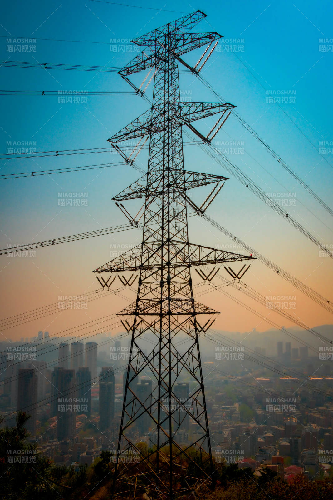 城市黃昏下的高壓電塔
