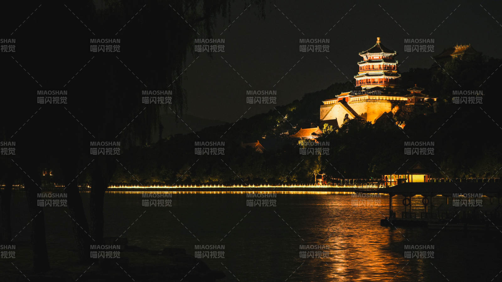 頤和園夜景中的古塔與湖光