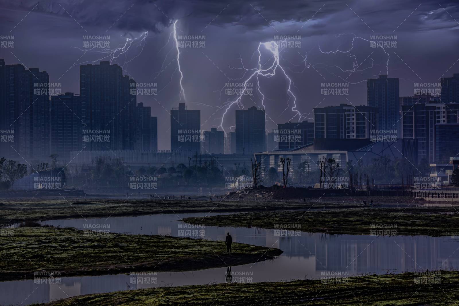 城市夜空閃電交加