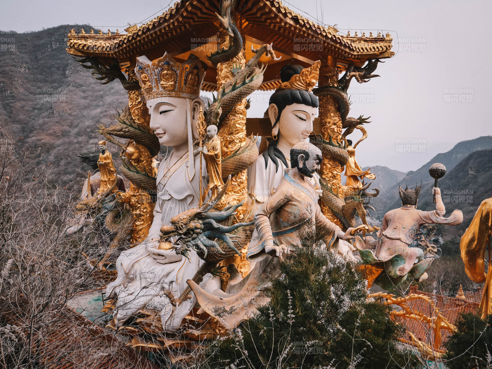 金碧輝煌的佛像群雕