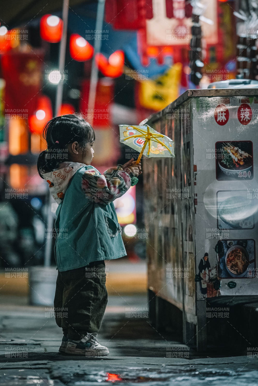 夜市小童撐傘望美食