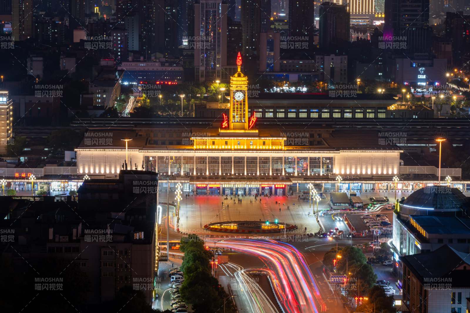夜景中的長沙火車站燈火輝煌