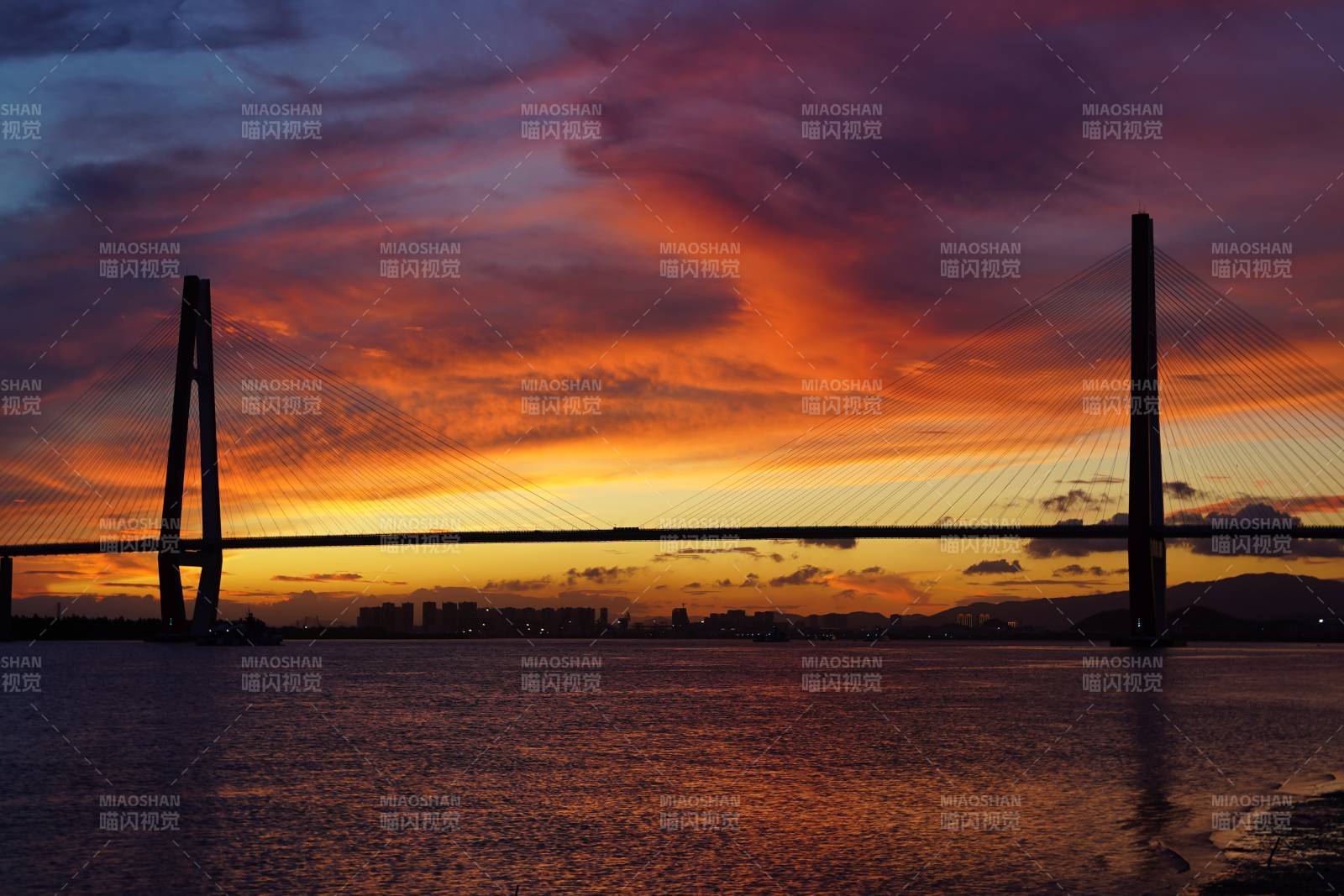 夕陽(yáng)下的銀洲湖特大橋