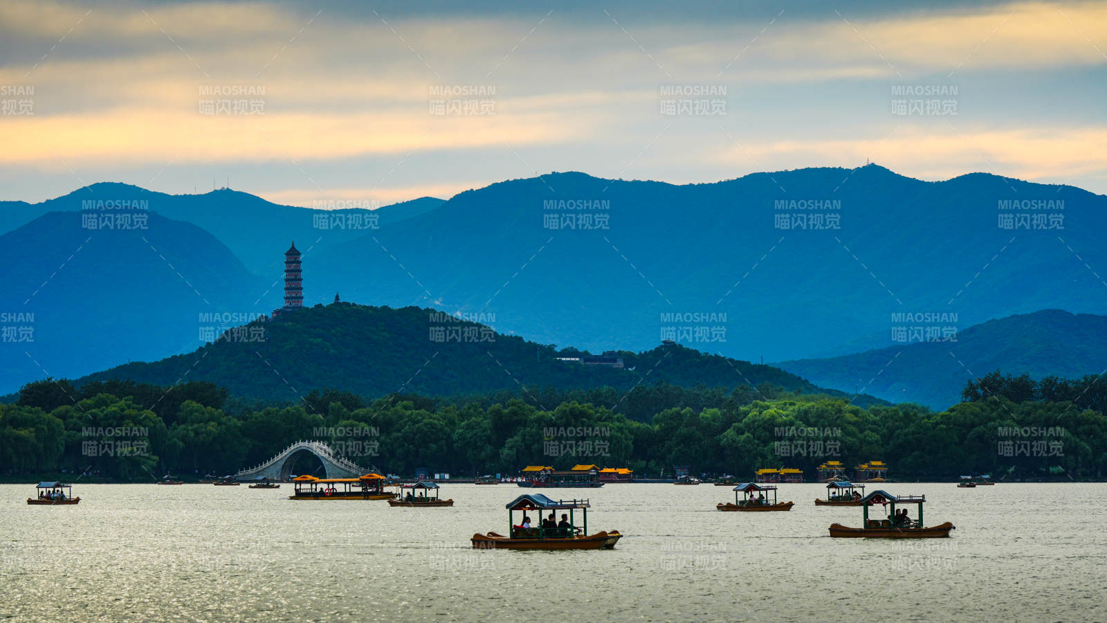 頤和園昆明湖游船與雷峰塔景