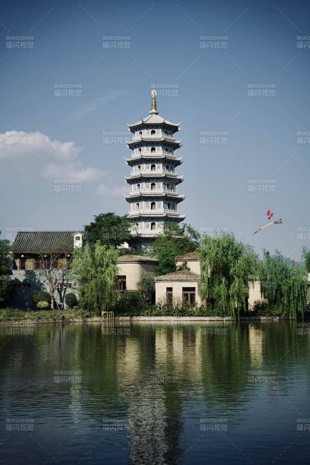 閩越水鎮湖畔古塔映水景